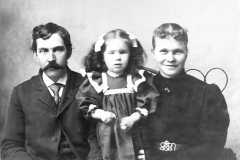 1900-00-00-Fred-and-Mary-Balitz-with-Tracie