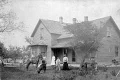 1910-00-00-Balitz-family-home-l-r-BalitzTM1896-BalitzLeoW-on-horse-BalitzFX1870-Betsy-Tysherteacher-BalitzErnestF-KucksMS1877