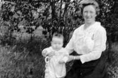1918-00-00-ArnoldAE1917-with-mom-BalitzTM1896
