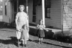 1930-00-00-KucksMS1877-with-girls-crop