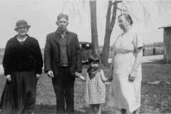 1934-00-00-MooreDJ1931-with-mother-KahleyLL1912-and-Roys-parents-MooreJJ1878-and-BuessEL1880