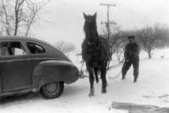 1940-00-00-Arnold-Homestead-Car-and-Horse