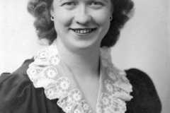 1944-00-00-JohnsonDoris-portrait-3