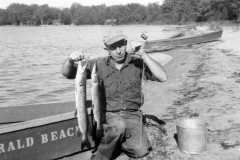 1945-00-00-MooreRE1910-beach-fish