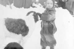 1947-00-00-ArnoldDS1890-by-barn-with-unknown-and-dogs