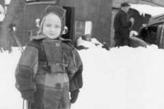 1947-00-00-ArnoldDS1890-by-barn-with-unknown