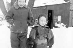 1947-00-00-ArnoldDS1890-by-barn-with-unknowns