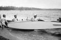 1949-00-00-MooreDJ1931-at-Lake-with-Friends