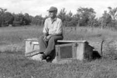 1954-00-00-ArnoldDS1890-sitting