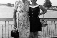 1955-10-01-BalitzTM1896-JohnsonDoris-water