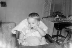 1957-05-01-ArnoldDE1956-high-chair