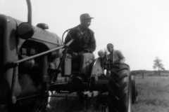 1959-07-01-Tractor-ArnoldDS1890