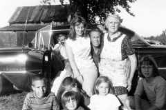 1965-07-16-ArnoldLD1929-Broken-Leg-With-Family-03