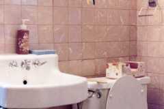 Dan and Peggy's Fourth street bathroom before remodel, September 1983.